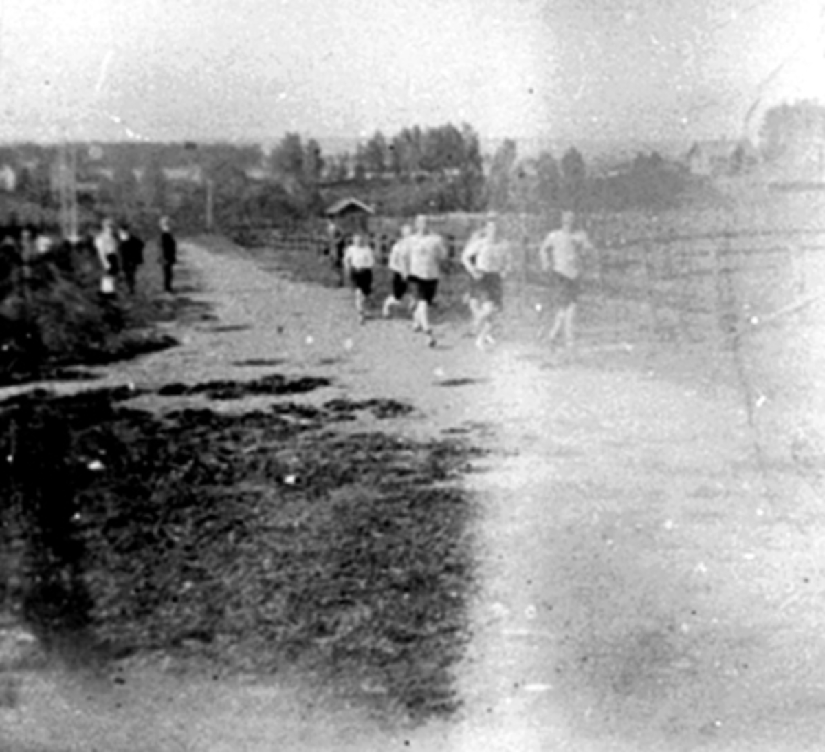 Anno Domkirkeodden, FRIIDRETT, 6 GUTTER LØPER, UTSTILLINGSPLASSEN, TILSKUERESe Idrett i Hamar gjennom 100 år. bilde nr. 159