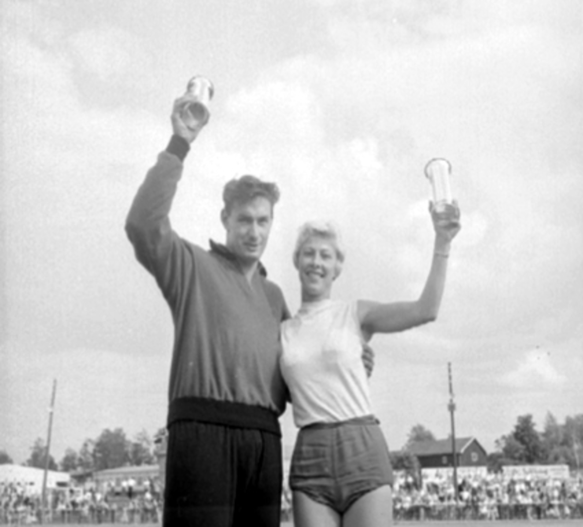 Anno Domkirkeodden, 2 FRIIDRETTSUTØVERE, POKALER, HAMAR STADION, MYE FOLK