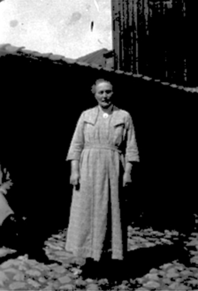 Anno Domkirkeodden, PORTRETT, ELISE KNUTSEN F. SANDBERG, BAKGÅRD, "KNUSSEGÅRDEN" MORTERUDSGT. 14