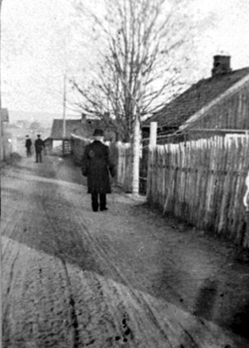 Anno Domkirkeodden, SORENSKRIVER PIRO, SPASERTUR, (I BRISKEBYEN?)