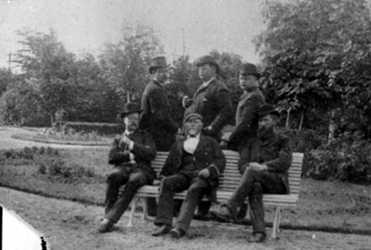 Anno Domkirkeodden, GRUPPE, MENN, BENK, PARK?Bak fra v: A. Muus Falck, Jørgen AalForan fra v: Fritz Hornemann, ?, i jernbaneuniform AndreasSaxlund.