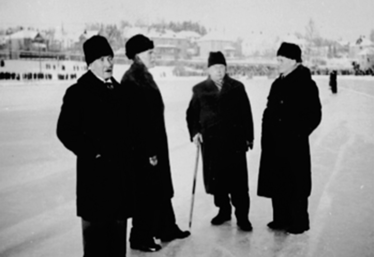 Anno Domkirkeodden, GRUPPE 4 SKØYTEVETERANER, FRA VESNTRE: EVEN GODAGER, FILIP N. PETERSEN, EINAR HALVORSEN, PETER SINNERUD, HAMAR STADION, SKØYTEBANE
