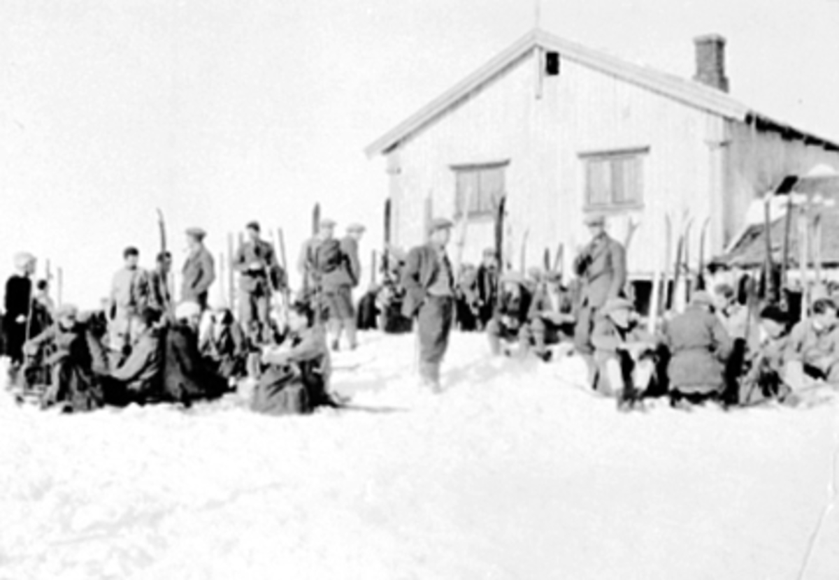 Anno Domkirkeodden, SKIGRUPPA FRA HAMAR, H. I. L. , RASTER, NORDHUESkigruppa fra Hamar på tur fra Rustad st. til Hamar. Rast påNordhue.
