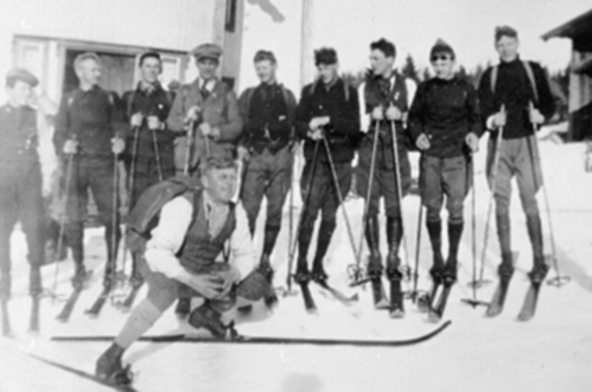 Anno Domkirkeodden, GRUPPE, SKIGRUPPENS LØYPEKOMITE, H. I. L. , KIRKEBY GÅRD, VANGSÅSENFørste tur fra Vangsåsen til Østerdalen. Se Idrett i Hamar gjennom 100 år, bilde nr. 125Navn følger reg. kortet