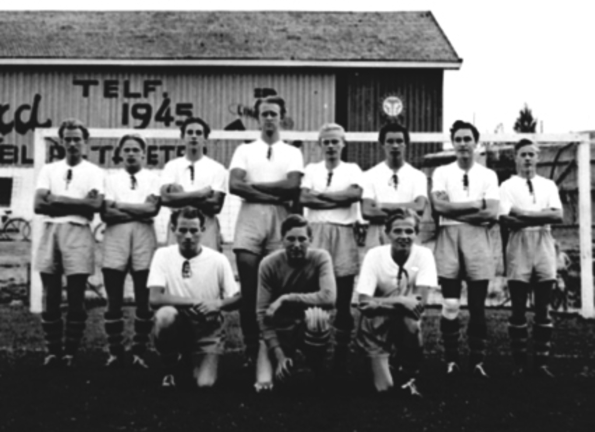 Anno Domkirkeodden, GRUPPE, H. I. L. JR. -LAG, FOTBALL, CUPMESTERSKAP, KVARTFINALEN, NMPer Hagen, Knut Haaberg, Magne Pettersen, Magnus Risberg, PerLillehagen, Henry Håkonsen, Ragnar Ødegaard, Egil Neby, Foran: Ragnar Borgen, Bjørn Nybakken, Finn GuldahlSe Idrett i Hamar gjennom 100 år. bilde nr. 205Reg. også N. 33580