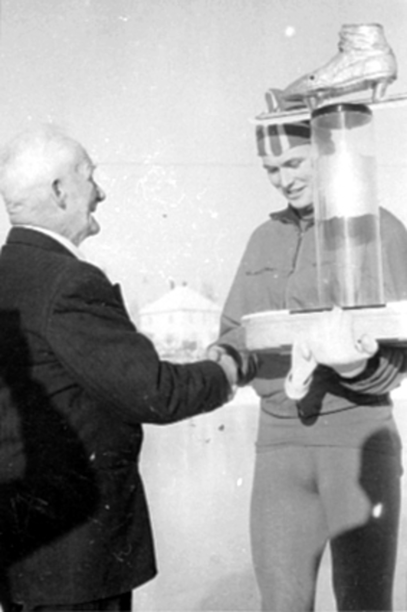 Anno Domkirkeodden, SKØYTELØPER, ALV GJESTVANG, SØLVSKØYTA, PETER SINNERUDSe Idrett i Hamar gjennom 100 år bilde nr. 232