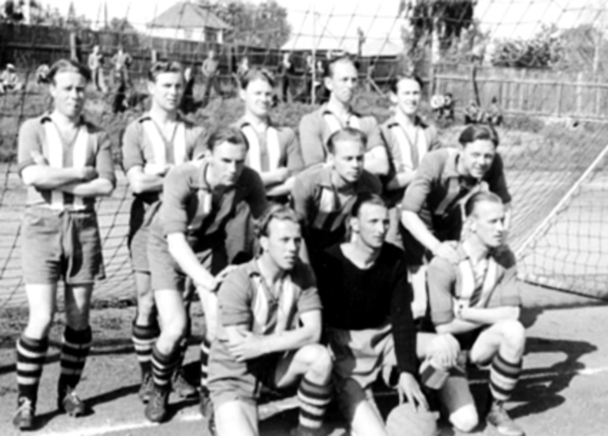 Anno Domkirkeodden, H. I. L. S FOTBALLAG, IDRETTENS DAG, HAMAR STADIONBildet er tatt på Idrettens dag 1945Bak fra v. Bjarne Evensen, Finn Hagen, Harald Johannesen, SverreHellerud, Arne Johansen. I midten Knut Alfstad, Arne Larsen, Bjørn Monsen. Foran Per Andersen, Gunvald Pedersen, Rolf OlstadSe Idrett i Hamar gjennom…