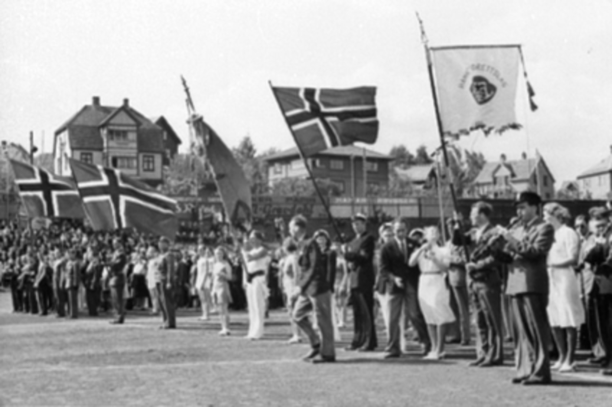 Anno Domkirkeodden, DEFILERING, HAMAR STADION, H. I. L. , IDRETTENS DAG, MYE FOLKBildet er tatt på Idrettens dag 1945