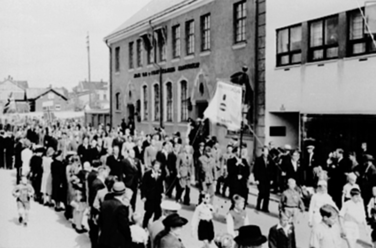 Anno Domkirkeodden, OPPMARS, VANGSVEGEN, IDRETTENS DAG, MYE FOLKBildet er tatt på Idrettens dag 1945Utenfor Hamar Vang og Furnes komm. Kraftstasjons bygningi Vangsvegen