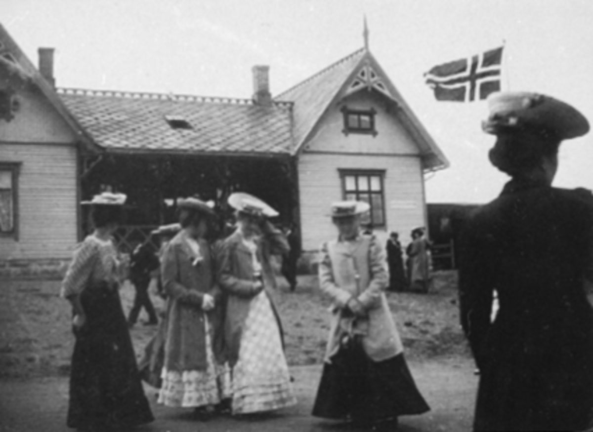 Anno Domkirkeodden, EKSTERIØR RESTAURANT, HAMAR PARK, KVINNER I HATTER OG KJOLER