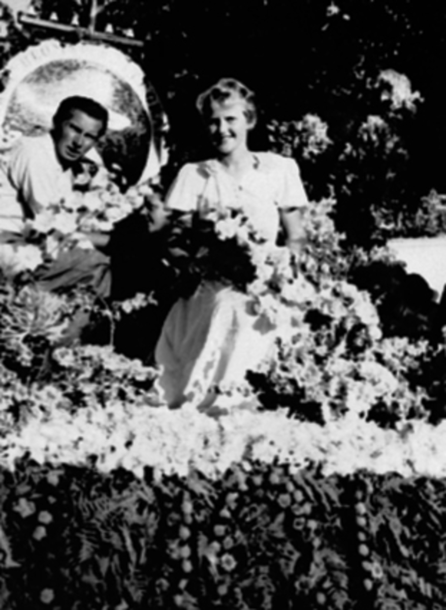 Anno Domkirkeodden, HÅKON A. EGGEN, BERIT KRISTOFFERSEN, BLOMSTERPYNTET LASTEBILBildet er tatt Hamardagen.