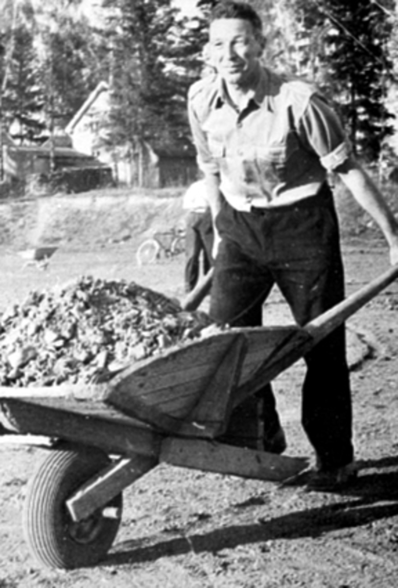 Anno Domkirkeodden, DUGNADSARBEID, ARVID JOHANSEN M/TRILLEBÅR, Grusbane fra 1946.
