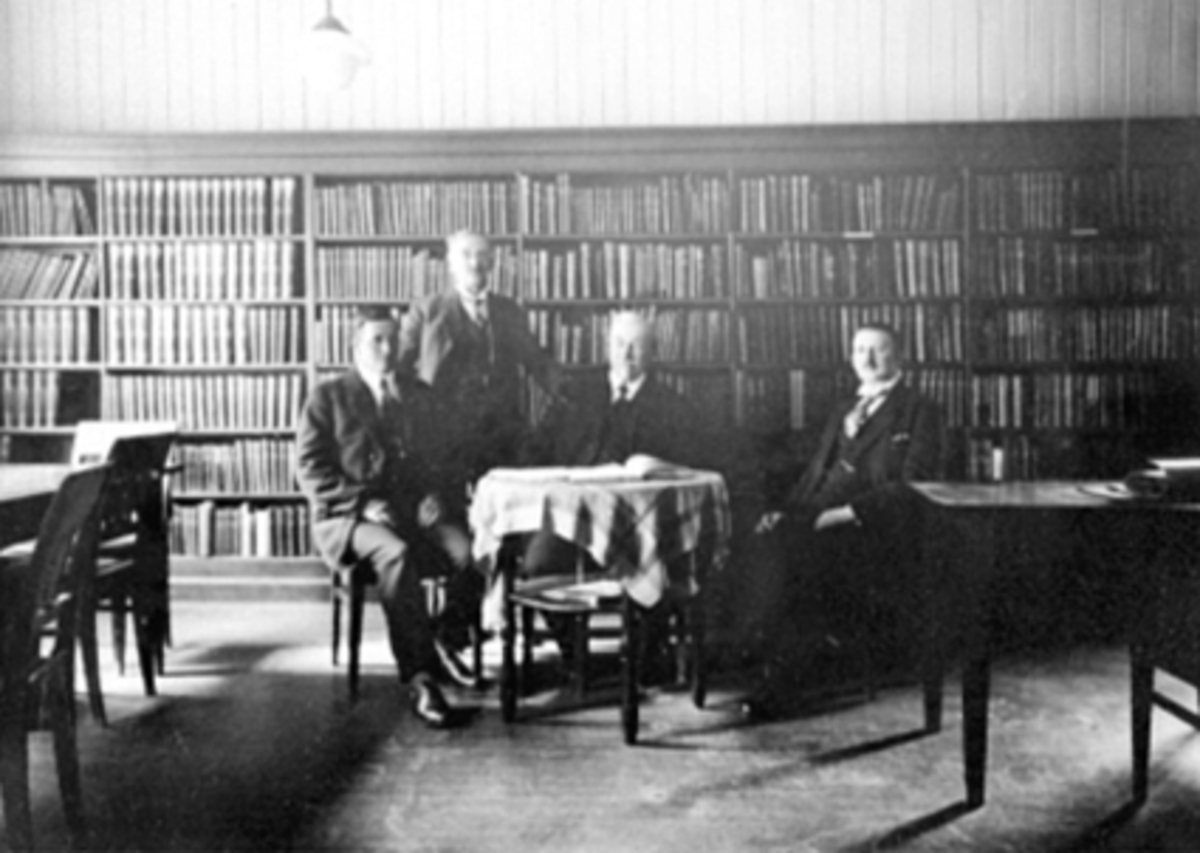 Anno Domkirkeodden, INTERIØR, HAMAR FOLKEBIBLIOTEK, GRUPPE MENN, SAMLAGSGÅRDEN