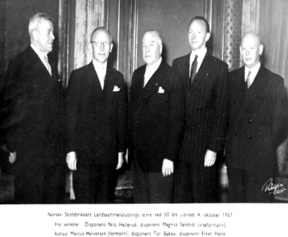 Anno Domkirkeodden, GRUPPE, NILS HELLERUD, MAGNUS SANDVIK, MARCUS HALVORSEN, TOR BAKKENorske Skofabrikkers Landssammenslutnings styre 50 års jubileeDisp. Hellerud, disp. Sandvik viseformann, konsul Halvorsenformann, disp. Bakke, disp. Einar Hasle