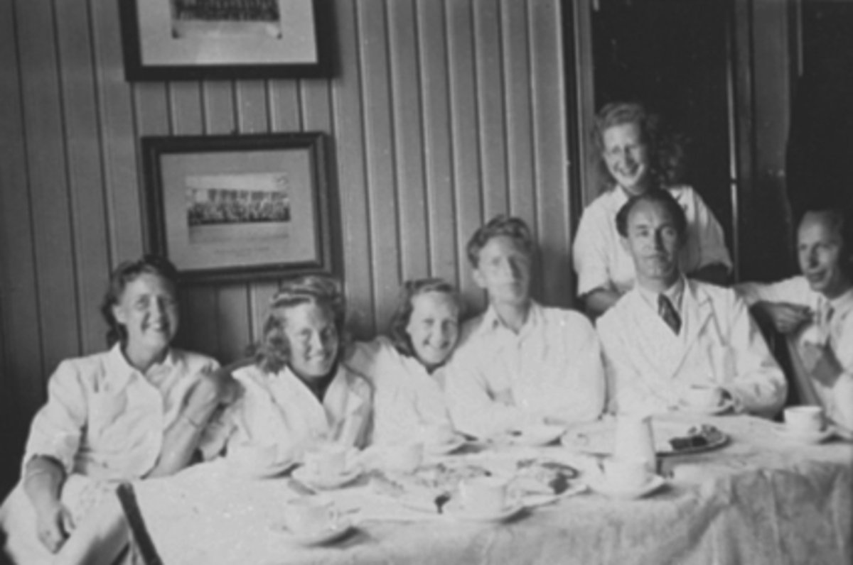 Anno Domkirkeodden, GRUPPE 7, ANSATTE LØVEAPOTEKET, FRA VENSTRE: ELLA NORDERHAUG, MARIT TRONES, Solveig Fjelt (Moe), Arne Johnsen, Holtu, Norderhaug, Bak: Karen Margrethe Brodal. Løveapoteket var Hamars andre apotek, og åpnet sine døre 31. oktober 1891 i Strandgata 55. Her ble apoteket værende fram til det flyttet til…