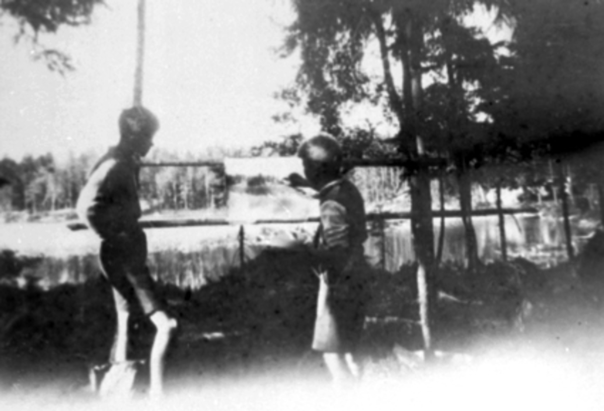 Anno Domkirkeodden, TIL HØYRE: KNUT FRØYSAA MALER ET TIDLIG LANDSKAPSMALERI, JUST MUUS-FALCKH