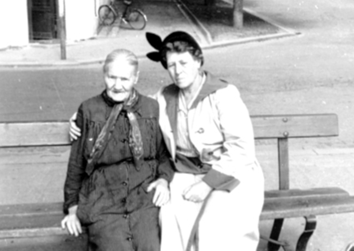 Anno Domkirkeodden, GR: 2, LINA ANDERSEN SPIKKERUD 90 ÅR, MINA GUNDERSEN, BENKMina Gundersen var søster av Karoline Østby som bodde iAasgården i over 60 år.