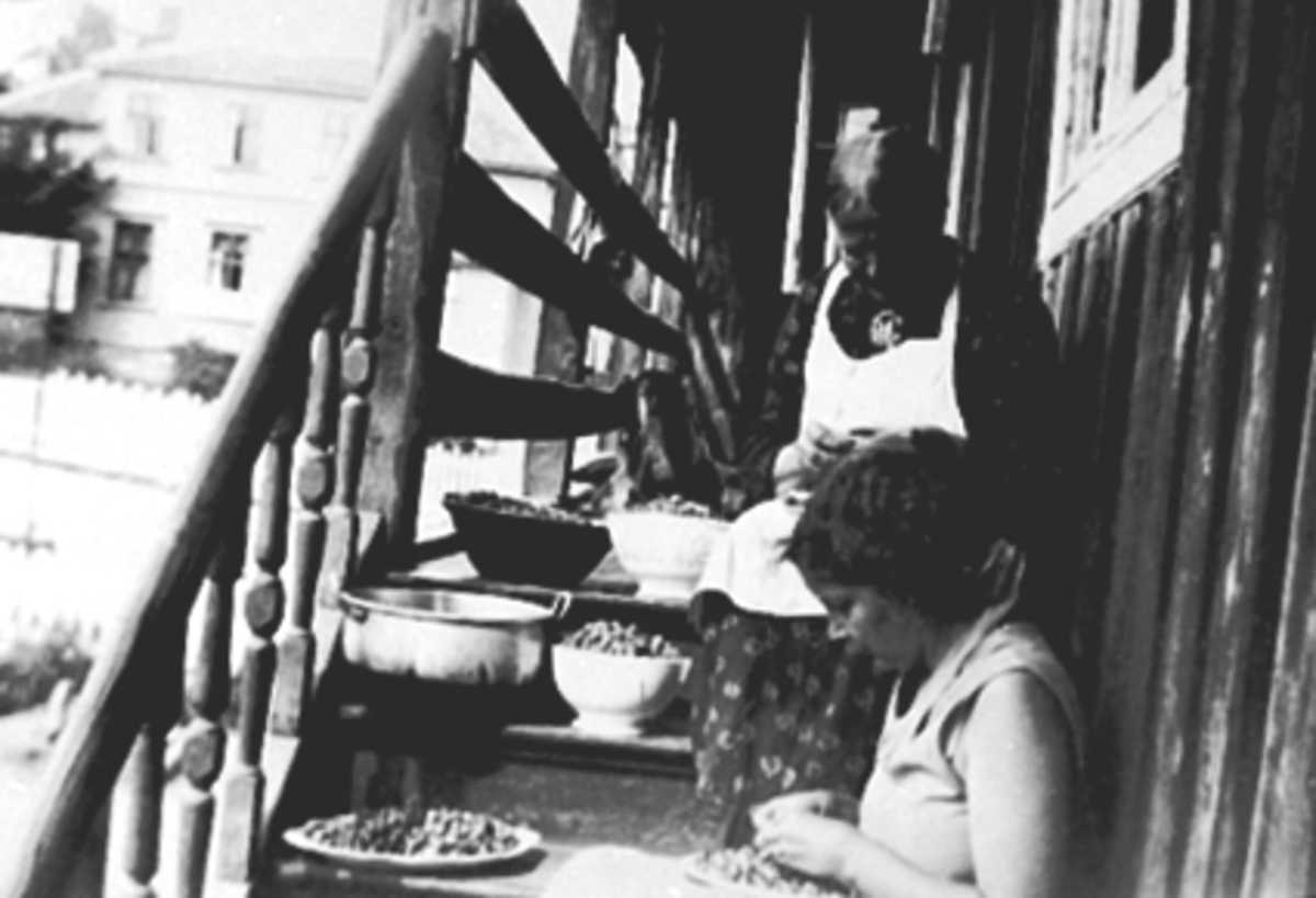 Anno Domkirkeodden, Karen Korslund og datter Tora Korslund rensker bær etter bærtur i Vangsåsen. Korslundgården 1930 årene. Torggata 104, Hamar.