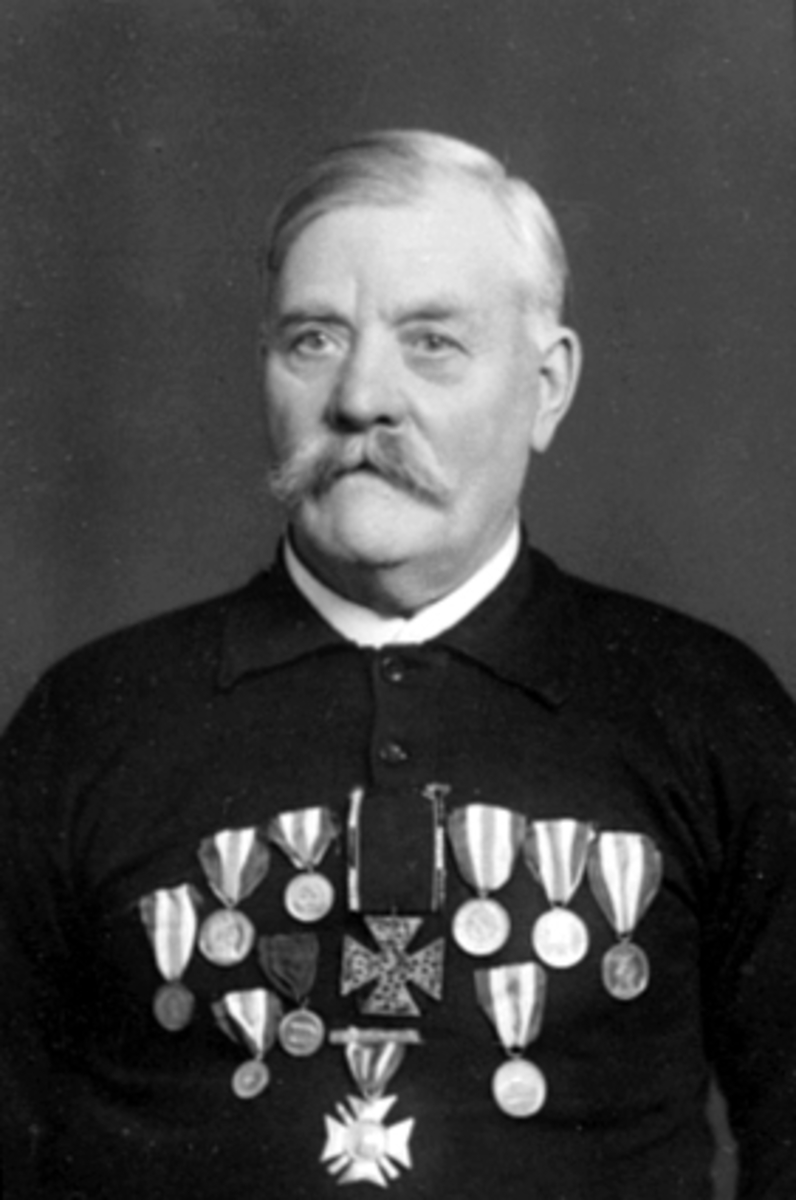 Anno Domkirkeodden, Smed Ener Korslund, f. 1860 portrett. Arbeidet som smed helt til han var 87 år. Medaljer fra skyting, skøyter og ski.