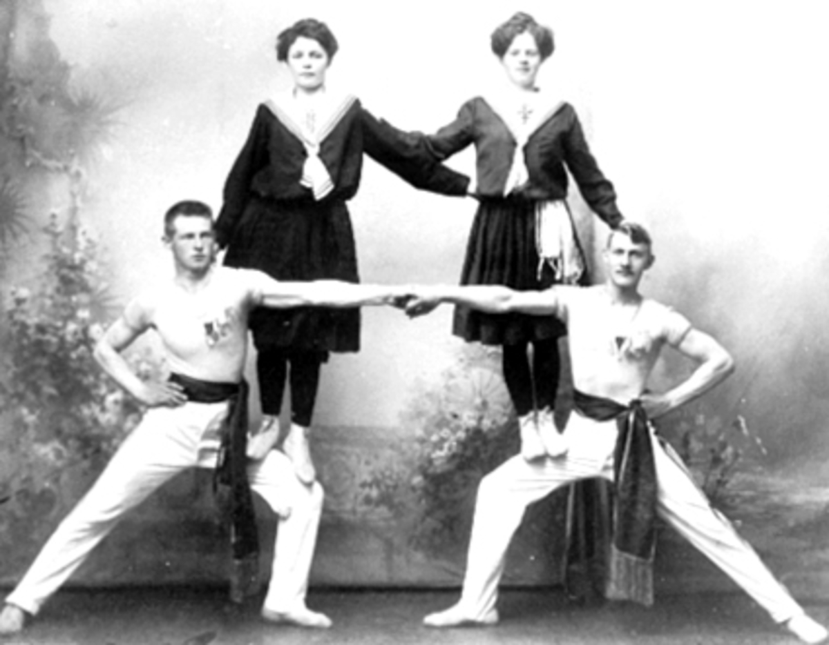 Anno Domkirkeodden, Gruppe 4 turnere. Foran f.v Gunnar Østbye, og Hjalmar Johannesen. Bak f.v. Frederikke Johannesen f. Finsen og Ingrid Østbye f. Pedersen. Turndrakter.