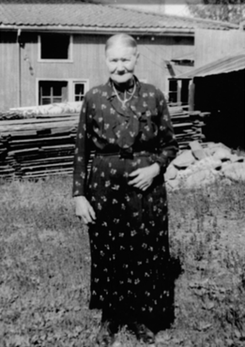 Anno Domkirkeodden, PORTR: LINA ANDERSEN SPIKKERUD, KIRKEBAKKEN, 90 ÅRSDAGBakgården JønsrudgårdenSe Karin Nord Syverinsens bok Påfuglen i Parken side 114.