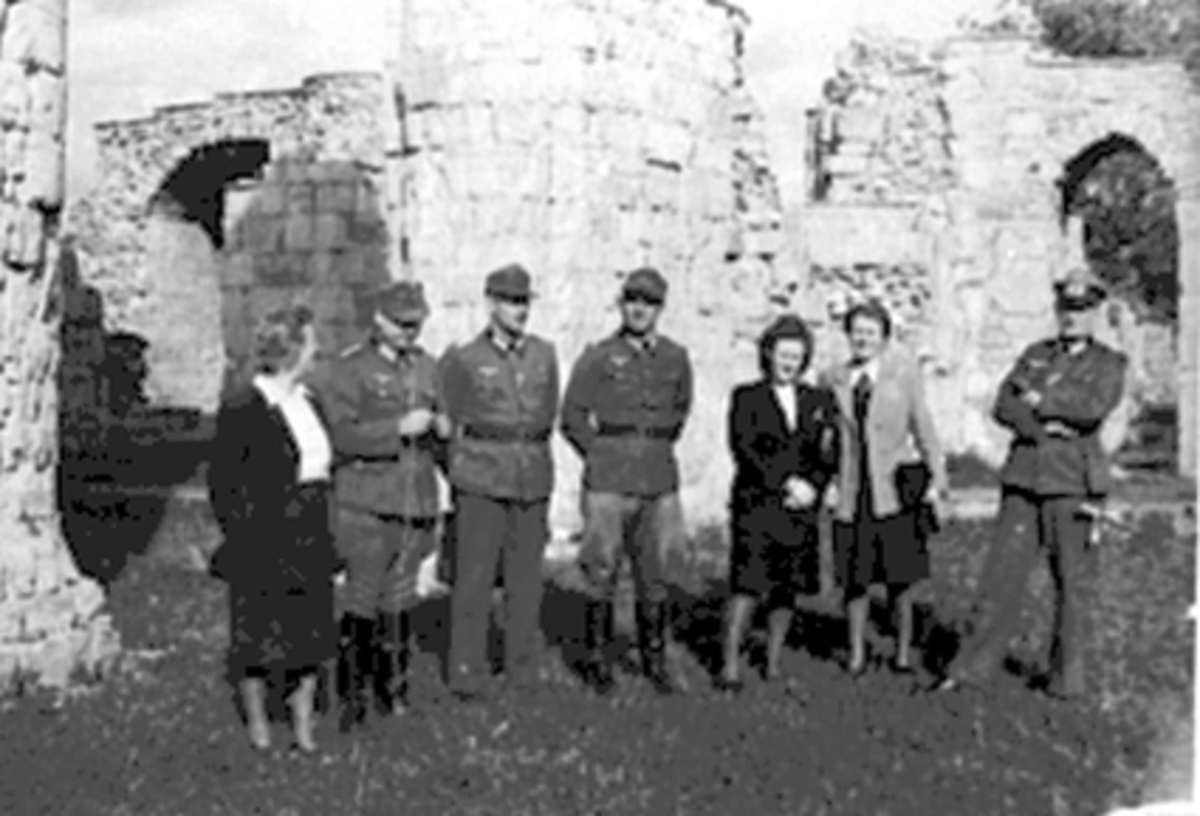 Anno Domkirkeodden, GR:4 TYSKE SOLDATER, UNIFORM, 3 DAMER, DOMKIRKERUINEN