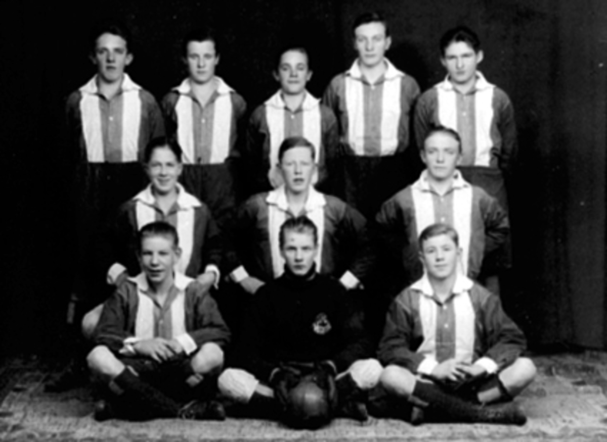 Anno Domkirkeodden, HIL guttelag, kretsmestere i fotball. første rekke f.v. Karl Eriksen, Eiliv Korslund, Robert Stenberg, 2. rekke f.v. Erling Berntsen, Alf Ingvaldsen, Sverre Holm. 3 rekke f.v. Gunnar Andersen, Arve Klippen, Arne Edgar Nilsen, Andrew Solli, Fritz Nagel.