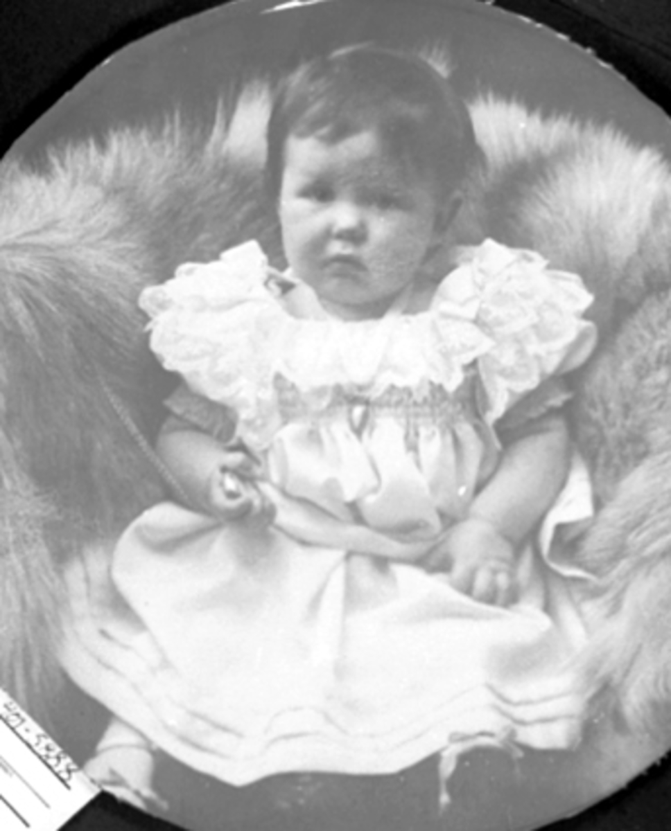 Anno Domkirkeodden, Aslaug Finstad g. Berg. Barnefoto, lita jente, 1908.