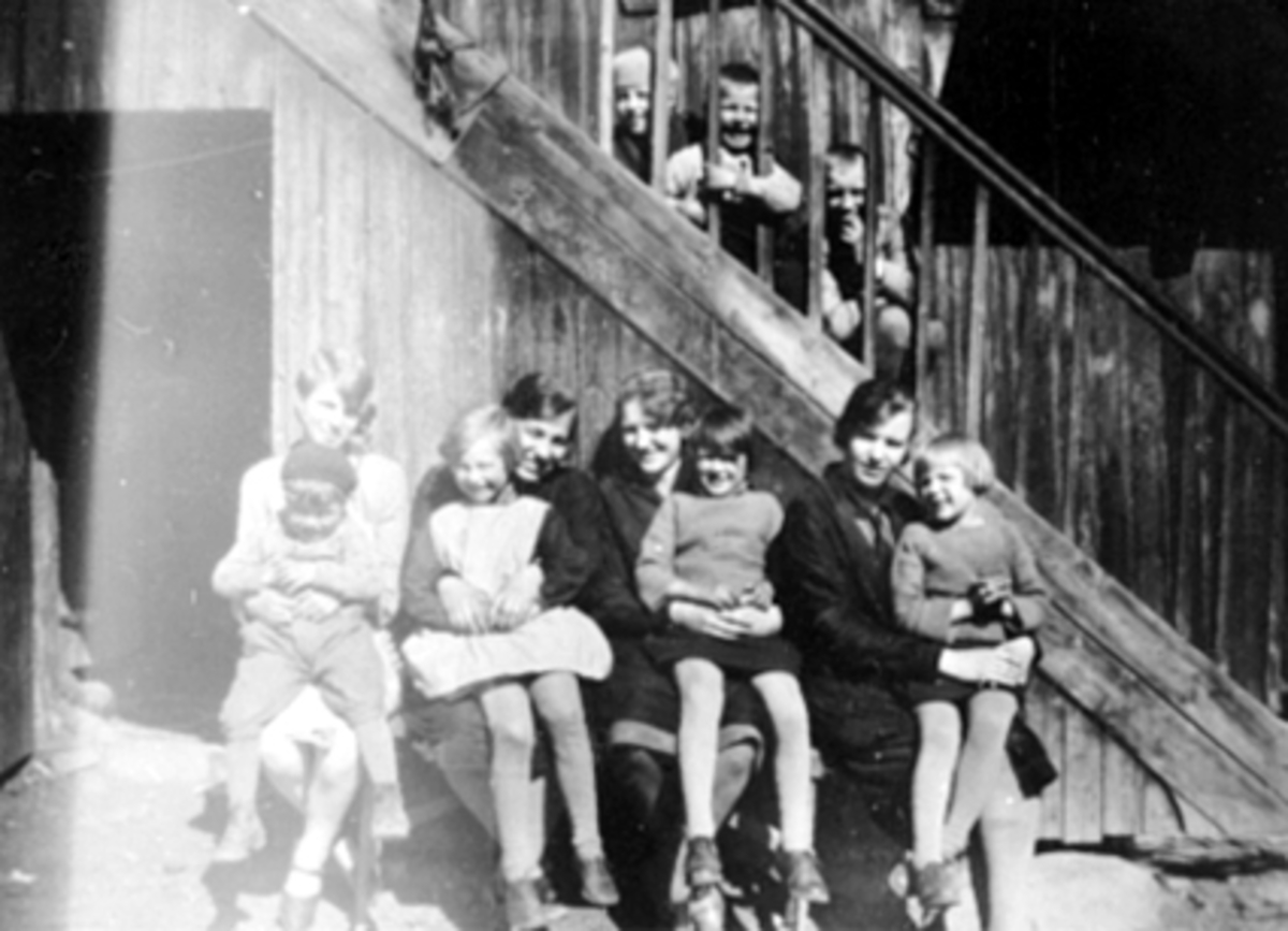 Anno Domkirkeodden, Grønnegata 63, Stenberggården, "Røverborgen" F.v. Maja Pettersen, Aslaug Kjeldsen, Signe Sund, Jorun Kjeldsen. Barna ukjente. Bakgård.