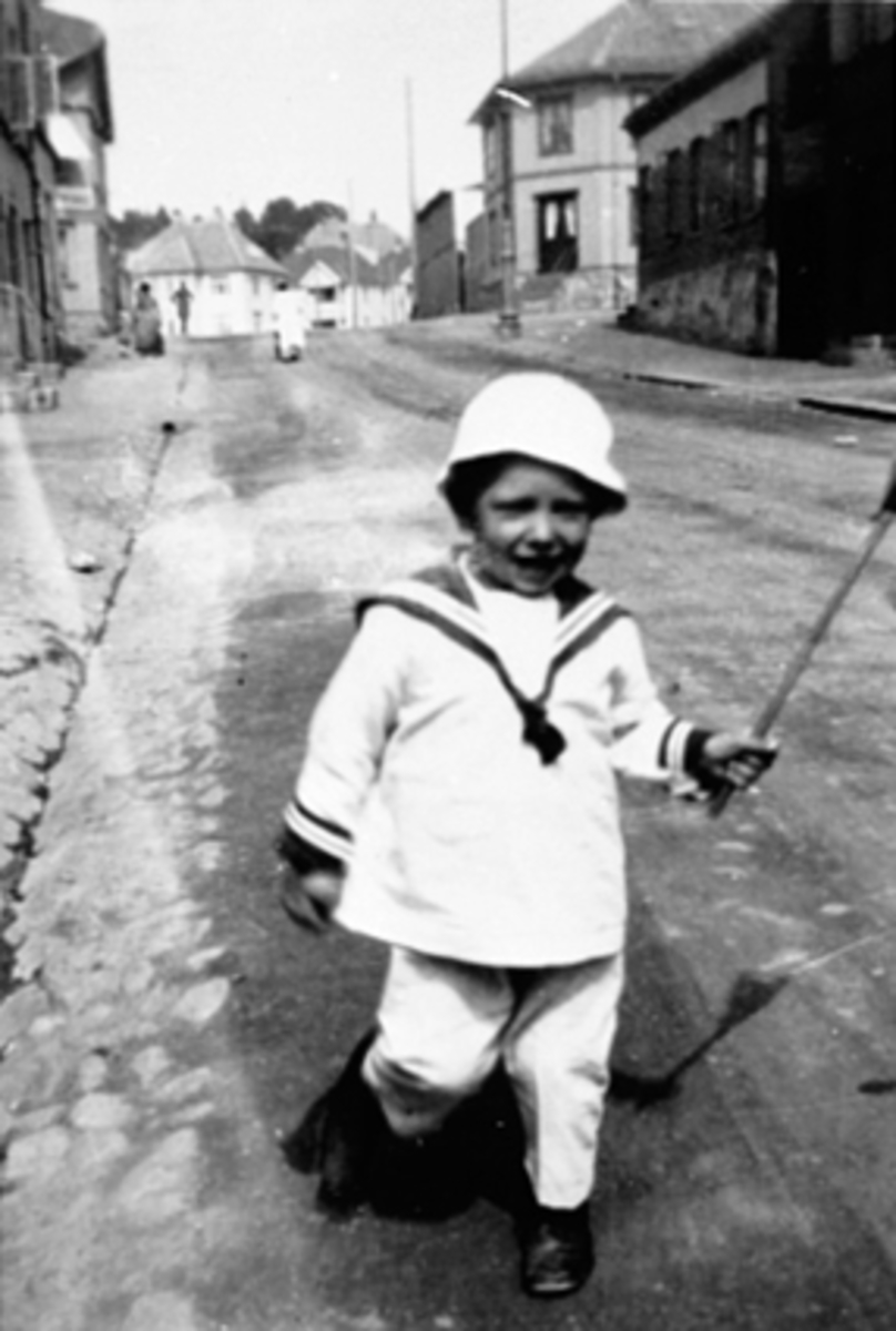 Anno Domkirkeodden, Gunnar Evensen, 2 år, 17.mai, Bekkegata. Moren hadde sydd av matrosdress av mjølsekker. Leieboere i "Kineserkvartalet", Bekkegt.