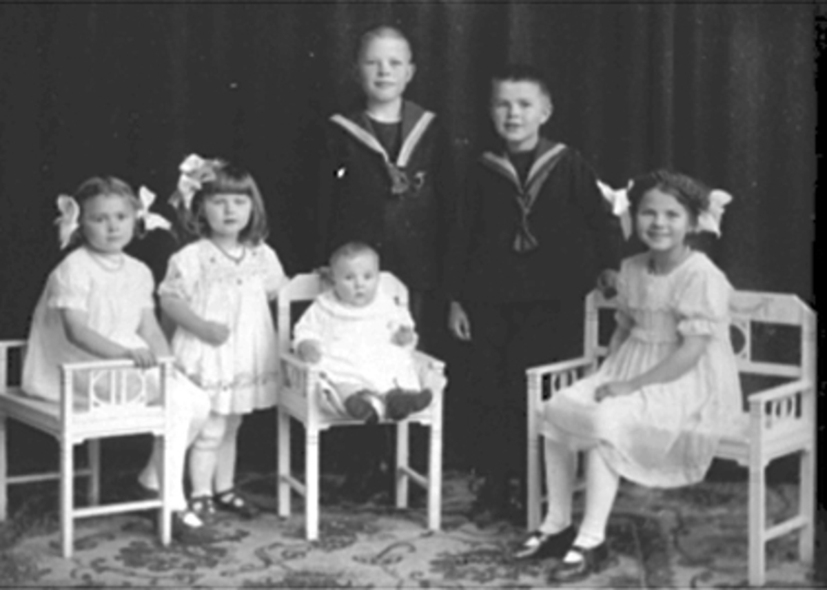 Anno Domkirkeodden, Gruppe barn. f.v. Rachel, Elisabeth, Erik Inger Margrethe. Bak f.v. Guldbrand "Gubbe", Thor Arnt Jensen. Barn av Rachel og Johannes Arnt Jensen.