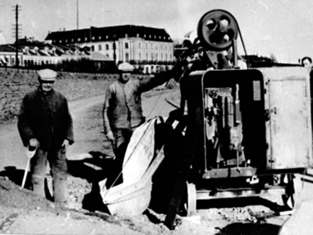 Anno Domkirkeodden, Andreas Østby og Ola Johnsen, blandemaskin, sementblander? Hamar brygge.