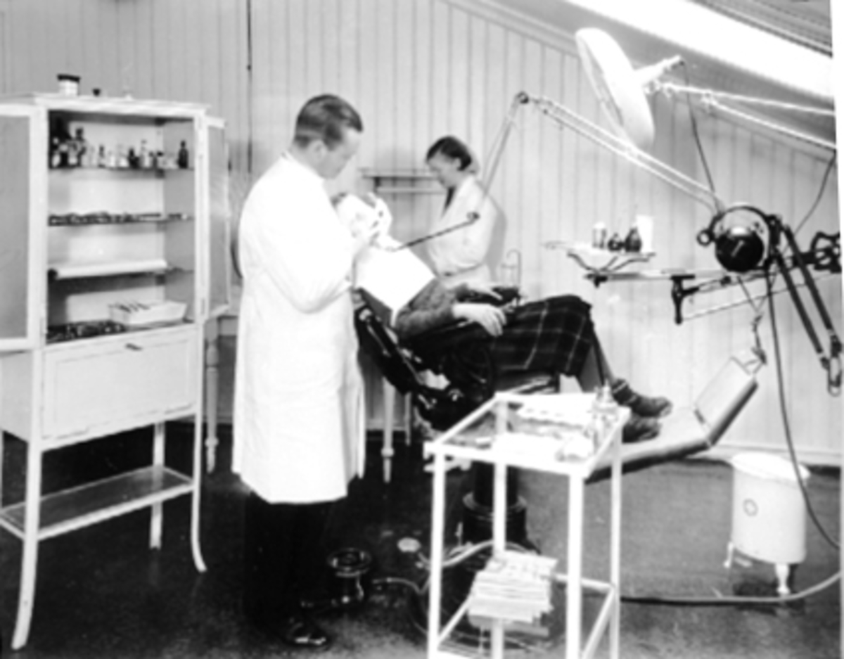 Anno Domkirkeodden, Skoletannklinikken, Midtbyen skole, tannlege, pasient, tannlegestol ,tannlege Ivar Ørstadvik, tannlegeassist Astrid Jensen.