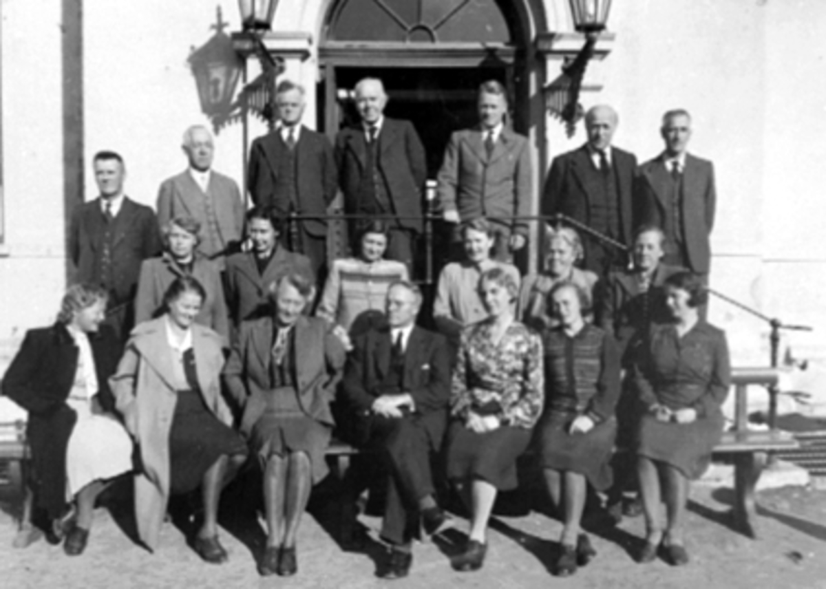 Anno Domkirkeodden, Hamar Folkeskole, Midtbyen skole, lærerstaben 1946-1947. 1.rekke f.v. Thora Hagen, Fanny Berg, Jenny Knutsen, Skoleinspektør Halvdan Eide, Anna Aaseth, Gudrun Bøhn Lie, Valborg Skirbekk. 2 rekke f.v. Ingeborg Husa, Mathilda Sigland, Oline Sukkestad, Synnøve Arnesen, Olga Gulbrandsen, Borghild Bratl…
