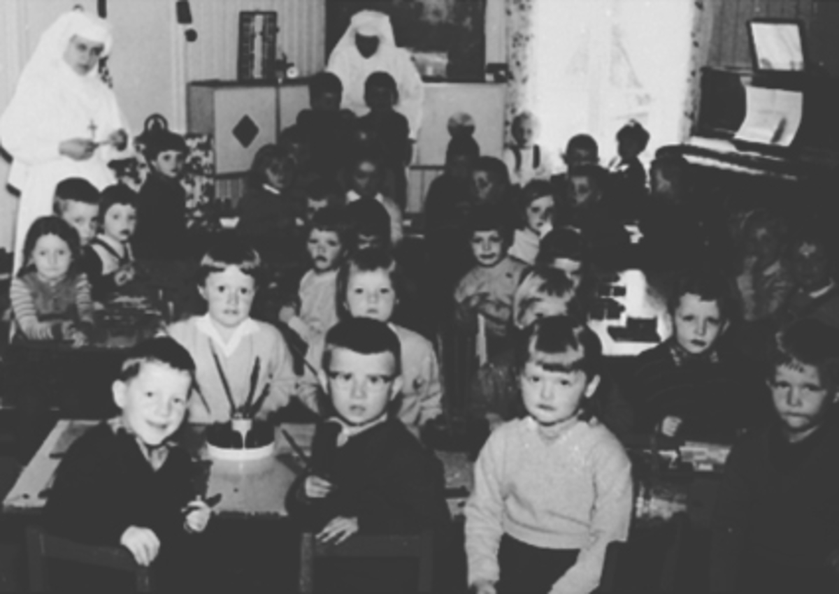 Anno Domkirkeodden, INTERIØR ST. TORFINN BARNEHAGE, MANGE BARN SITTER VED BORD, 2 NONNER, INTERIØR DEN GAMLE BARNEHAGEN, ST. TORFINNS BARNEHAGE BEGYNTE I SEPTEMBER 1940 MED 5 BARN. Yngste parti av barnehagebarn i den gamle bygningen i februar 1961 like før de flyttet over i nybygget.