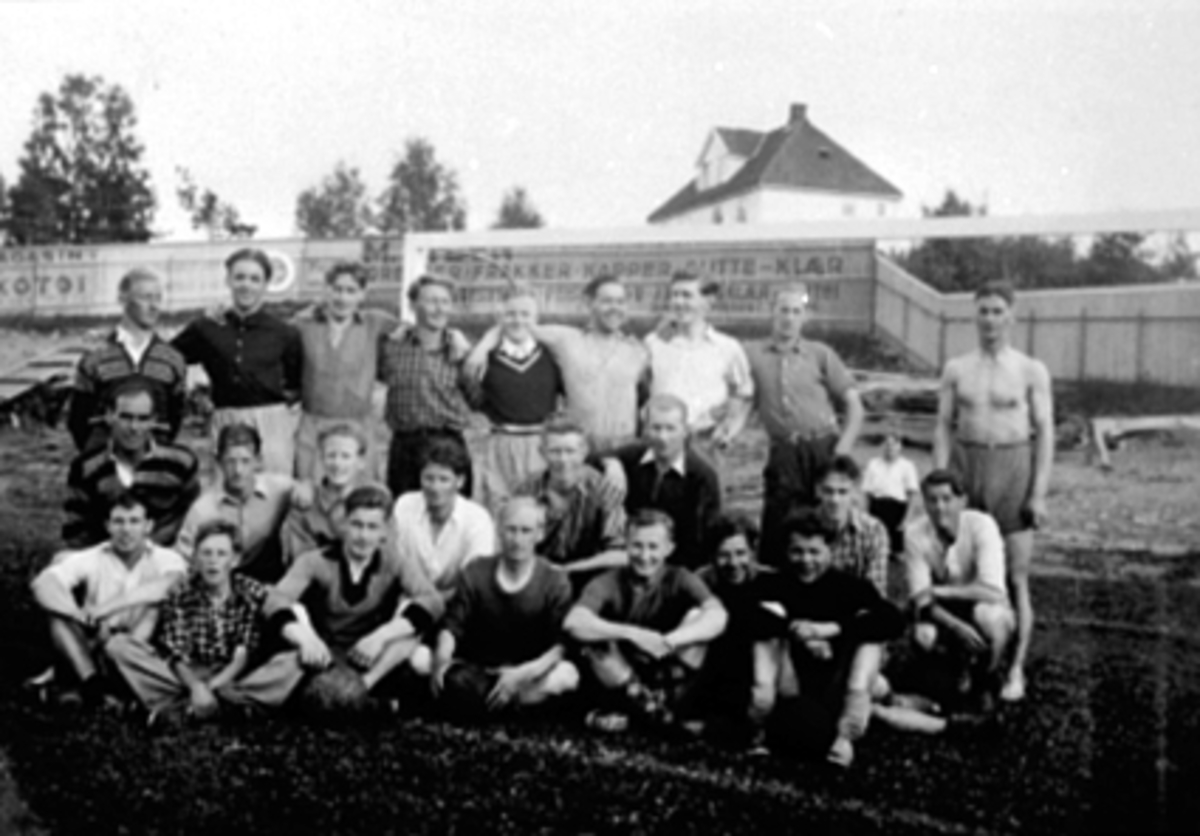 Anno Domkirkeodden, GRUPPE 25, BRISKEBY FOTBALLAG, B. I. L. , BRISKEBY GRESSBANE, SENERE HAM-KAM, TRENER VAR SMITH
