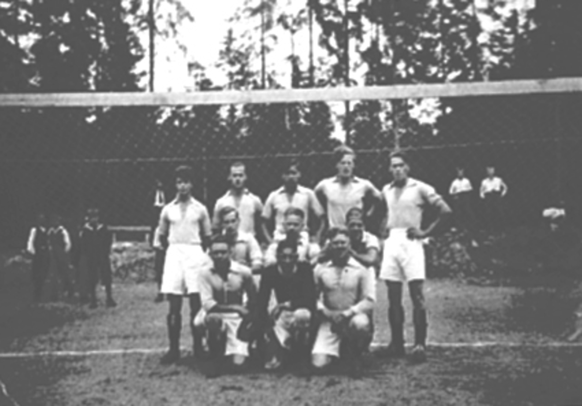 Anno Domkirkeodden, GRUPPE 11 FOTBALLSPILLERE, HAMAR A. I. L, ARBEIDERENES IDRETTSLAGBak fra v: Birger Eriksen, Leif Olsen, Leif Henriksen, AlfIngvaldsen, Haakon Hansen. Midten: Magnus Martinsen, Leif Wien, Erling Berntsen. Foran: Kåre Olsen, Gunvald Pedersen, Asbjørn Larsen.
