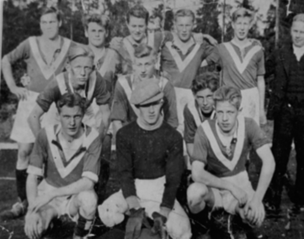 Anno Domkirkeodden, GRUPPE 12 FOTBALLSPILLERE JR. , HAMAR A. I. L. , ARBEIDERENES IDRETTSALAG, Bak fra v: Charles Hansen, Bjarne Stendahl, Erling Moen, OddOlstad, Leif Bergaust. Midten: Bjarne Gulbrandsen, Arne Olsen, Kristian Grindal, Foran: Jarl Eliassen, Bjørn Lorntzen, OddNybakken, Oppmann bak til h: Leif Wien. DU…