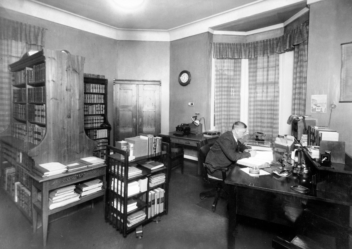 Anno Domkirkeodden, Statsarkivet, Hamar. Kontorinteriør. Statsarkivar Gunnar E. Christiansen på sitt kontor. Statsarkivar i perioden 1921-61. Statsarkivet holdt til i Vang Sparebanks gård.