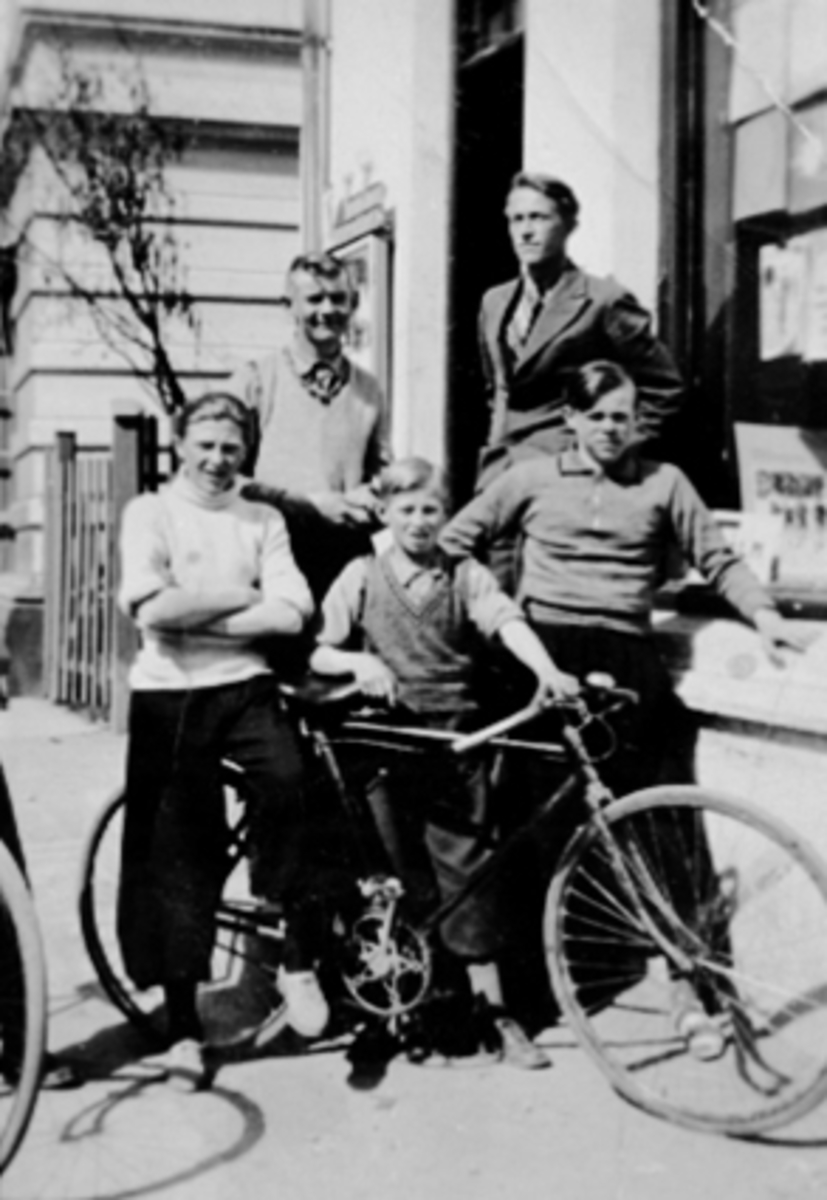 Anno Domkirkeodden, Avisgutter, t.v. Trygve Hansen, Kåre Berntsen, Odd Vold, Egil Ruud. Siste avisgutt er Gunnar Aasen. Bildet er tatt utenfor "Tidens Tegn", Blystadgården, Stangevegen.
