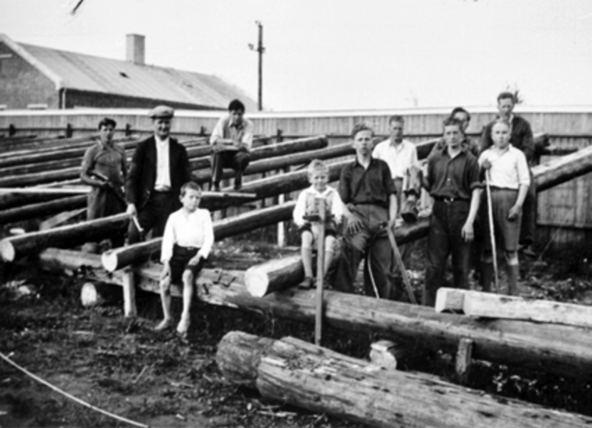 Anno Domkirkeodden, GR. 11 PERSONER, BYGGER TRIBUNER, BRISKEBY STADION, DUGNAD. Fv: Arve Lyder Larsen, Ole Haugli, John L. Hansen, Michael Granberg, Arve Ingvaldsen, Egil Vold, Bjarne Granberg, Rolf Solheim, ukjent, Rolf Paulsen og Leif Ingvaldsen.
