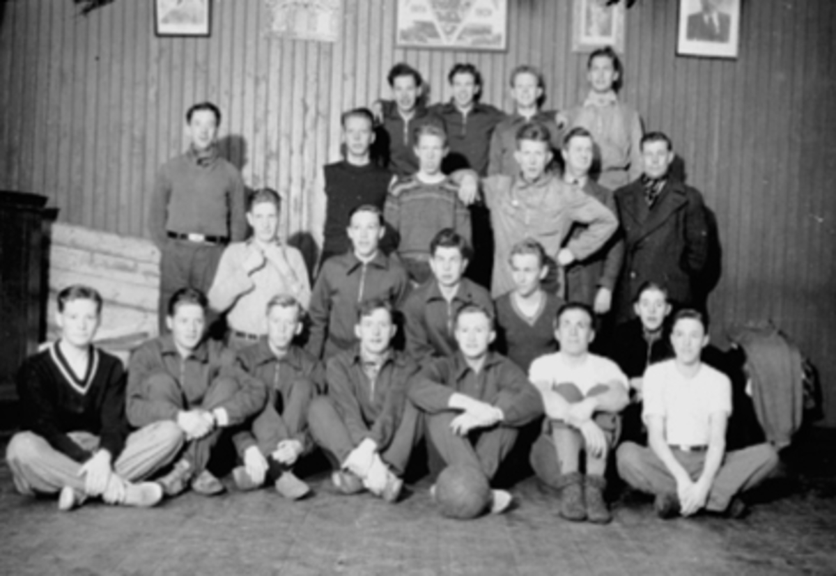 Anno Domkirkeodden, GR. 22 FOTBALLSPILLERE, TRENING, INNENDØRS, BRISKEBY STADIONFoto på veggen av Lenin og Rudolf Nilsen.