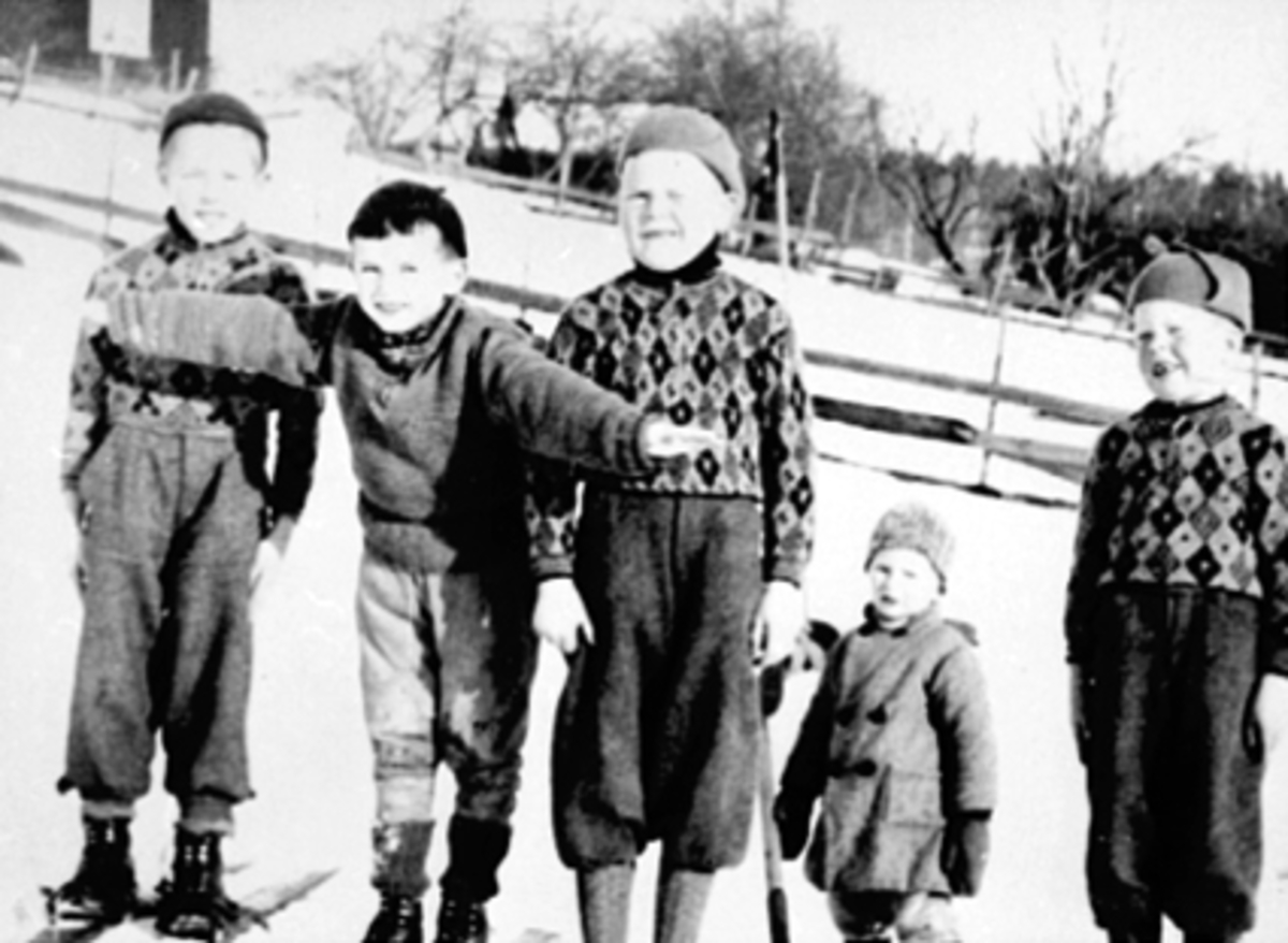 Anno Domkirkeodden, Gutter på ski. Barn, skilek. F.v. Henry Johansen, Thor Bækkelund, Odd Johansen, Arne Bækkelund, Jarle Johansen. Nyborg t.v. i bakgrunnen var husmannsplass unna Børstad gård.