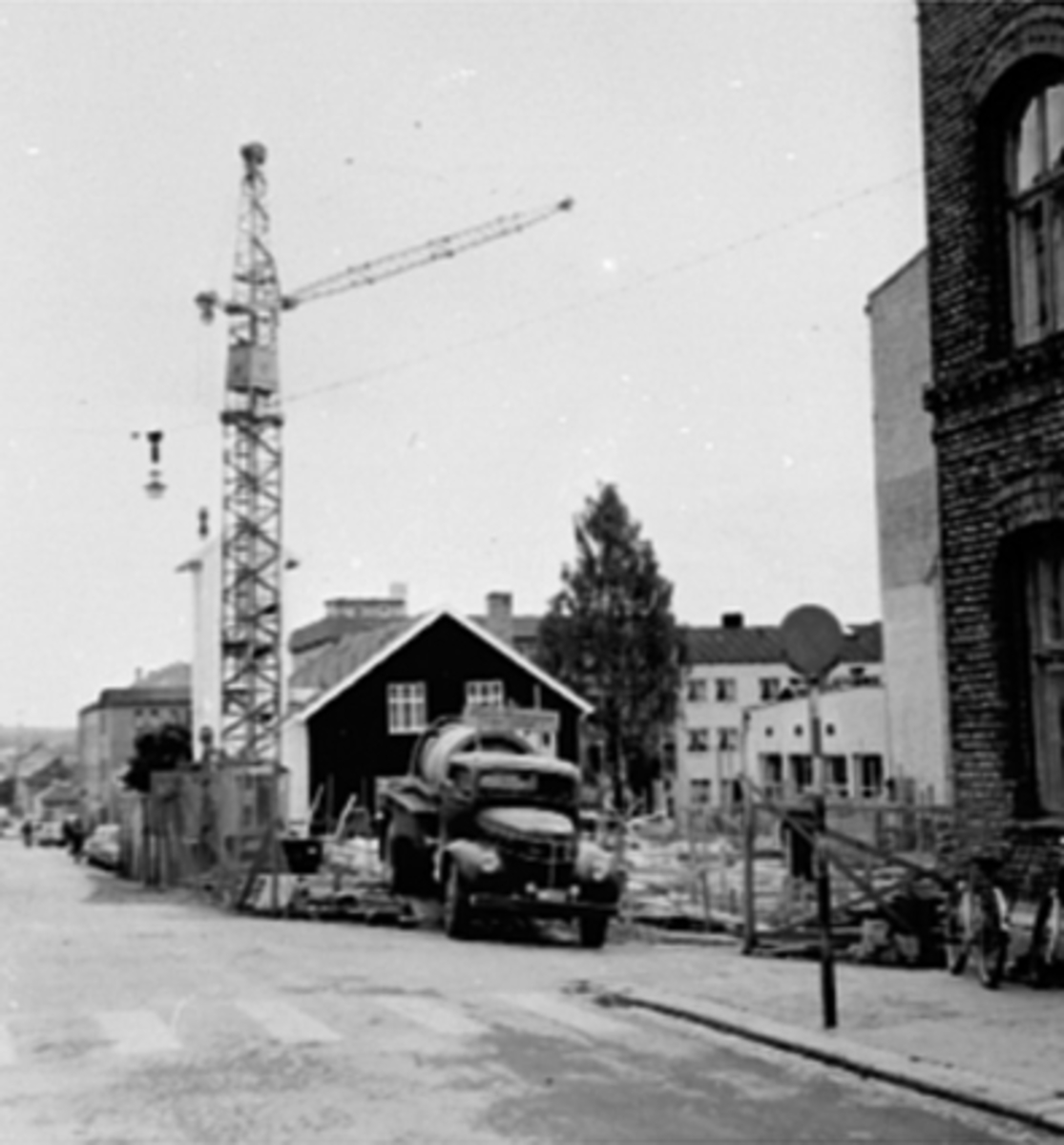 Anno Domkirkeodden, LASTEBIL KJØRER SEMENT, GRUNNARBEIDE, HAMAR ARBEIDERBLAD, AVISHUS