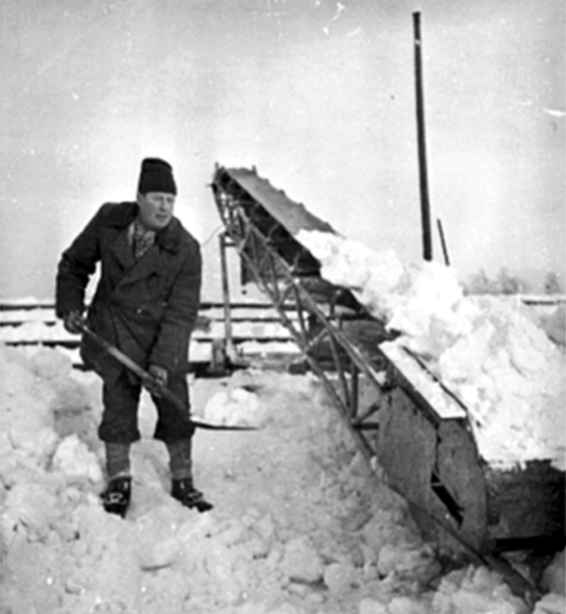 Anno Domkirkeodden, Alf Ingvaldsen "Jønna" ryder snø, Hamar stadion, spade, transportbånd.