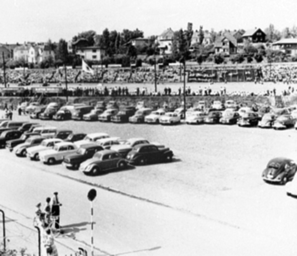 Anno Domkirkeodden, FRIIDRETTSTEVNE, HAMAR STADION, MYE BILER PARKERT, MYE FOLK