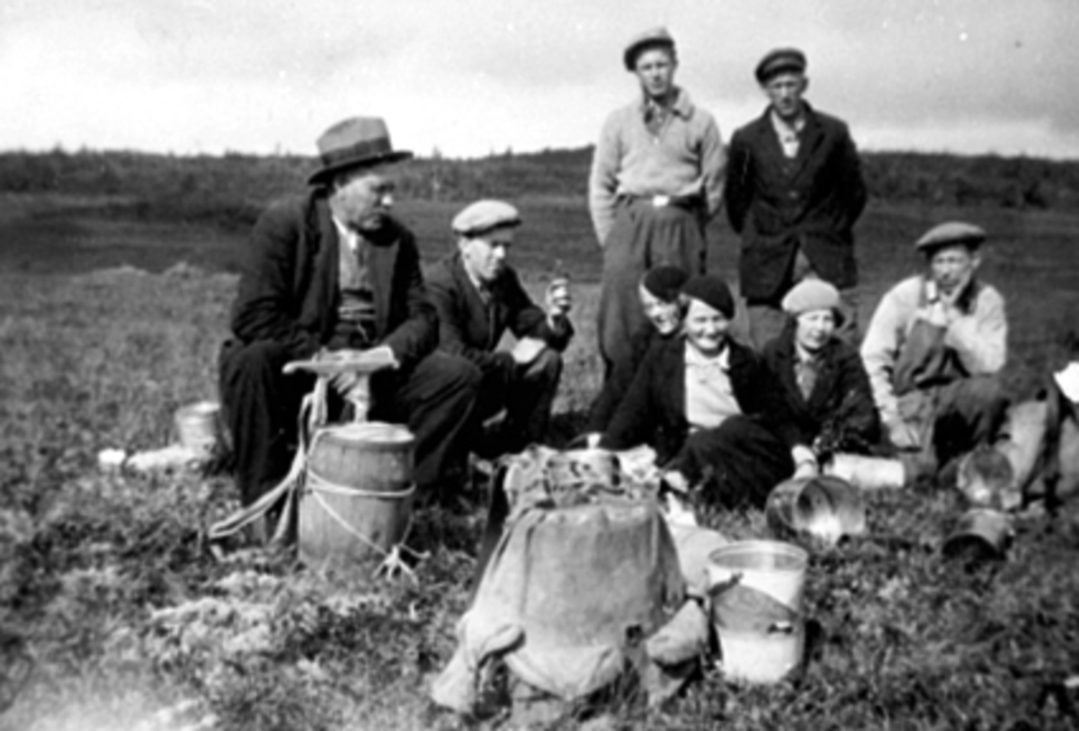 Anno Domkirkeodden, Gr. multeplukkere, bærsanking, spann, trebutt, ryggsekk, familien Olsen. Fra v: Even Olsen, Emil Olsen, Ragna Olsen, Alma Torstensen, Edel Olsen, Olaf Olsen. Bak: Michael Brovold, Jørgen Olsen.
