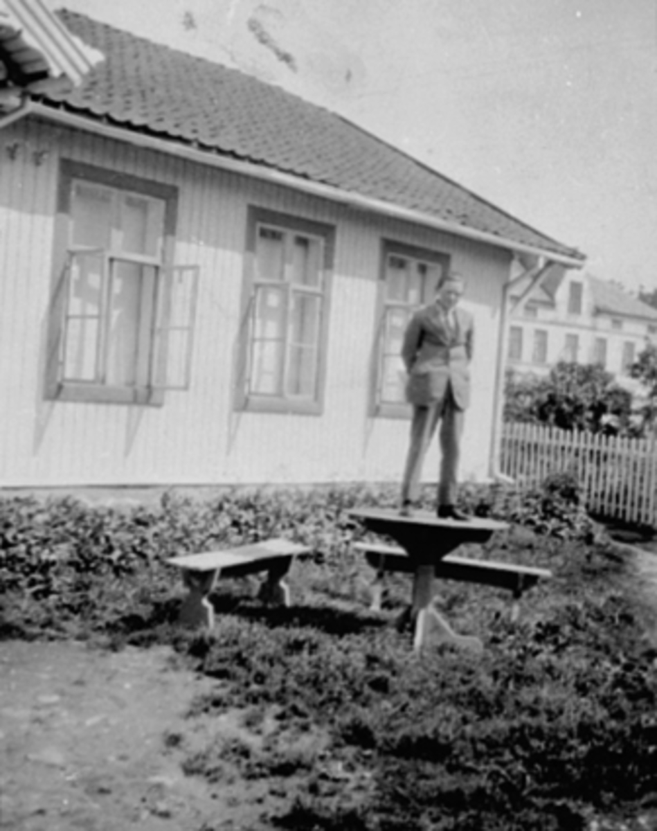 Anno Domkirkeodden, Holsetgata 15, Gråberg. Øivind Bergh på besøk til besteforeldrene. 1927. Hagebord, hagebenk.