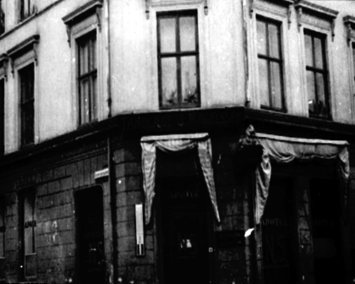 Anno Domkirkeodden, EKSTERIØR LØVEAPOTEKET, NS MALT PÅ VINDUET, KRIGEN, STRANDGATA 55. Løveapoteket var Hamars andre apotek, og åpnet sine døre 31. oktober 1891 i Strandgata 55. Her ble apoteket værende fram til det flyttet til Torggata 72 i 1975. Fra før av fantes Hamar Apothek som startet sin virksomhet i 1852. Sene…