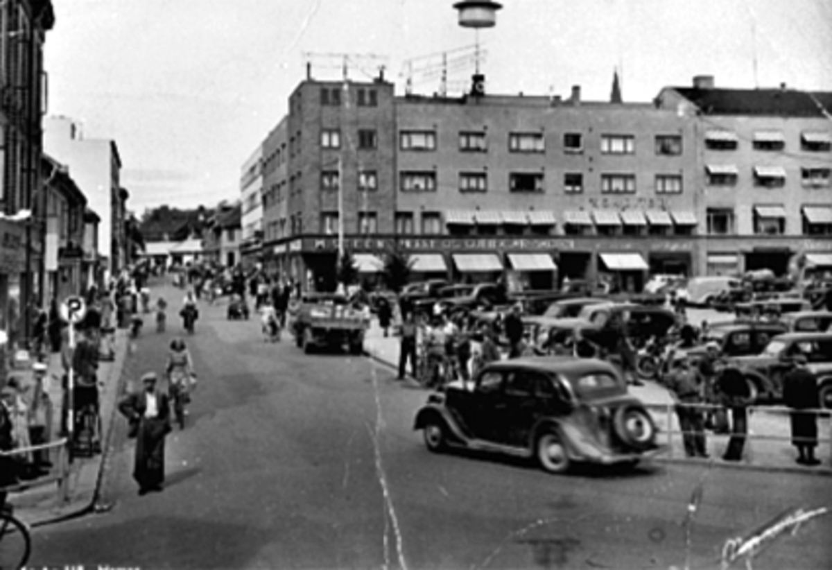 Anno Domkirkeodden, TORGGATA, VANGSVEGEN, ØSTRE TORG, FOLK, TRAFIKK, BILEN NÆRMEST: FORD V8 1935.